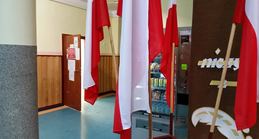 Zdjęcie polskich flag w lokalu wyborczym/ DDB