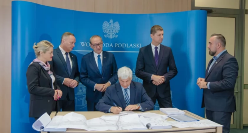 Wojewoda podlaski podczas podpisywania ZRID / Foto: PUW