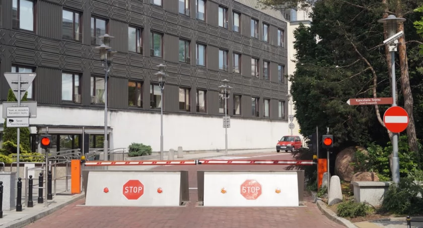 Brama wjazdowa na teren Sejmu i Senatu / Foto: Piotr Walczak