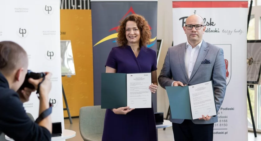 Zdjęcie przedstawicieli Politechniki Białostockiej i samorządów województwa podlaskiego/ bialystok.pl