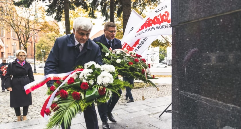 Zdjęcie wojewody podlaskiego i członka zarządu województwa składających kwiaty pod pomnikiem Ks. Jerzego Popiełuszko/ podlaskie.eu
