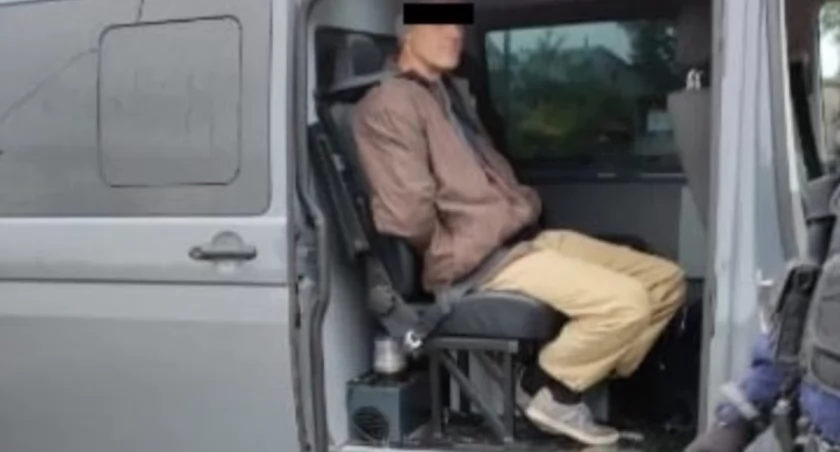 Zdjęcie zatrzymanego mężczyzny w radiowozie/ podlaska.policja.gov.pl