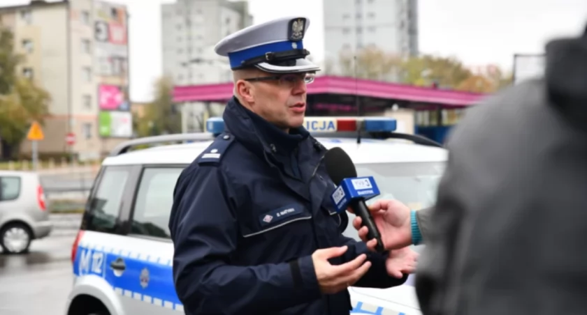 Zdjęcie policjanta drogówki przy radiowozie/ podlaska.policja.gov.pl