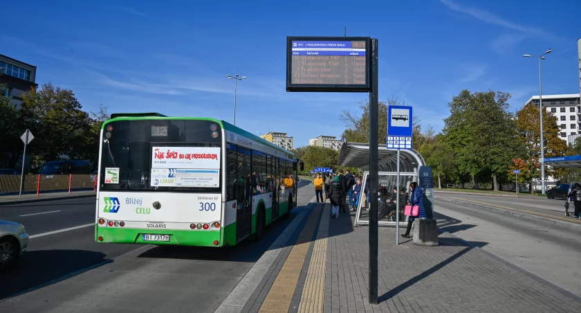 Zdjęcie autobusu BKM na przystanku autobusowym/ bialystok.pl