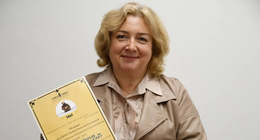 Zdjęcie dyrektor Książnicy Podlaskiej trzymającej dyplom/ podlaskie.eu