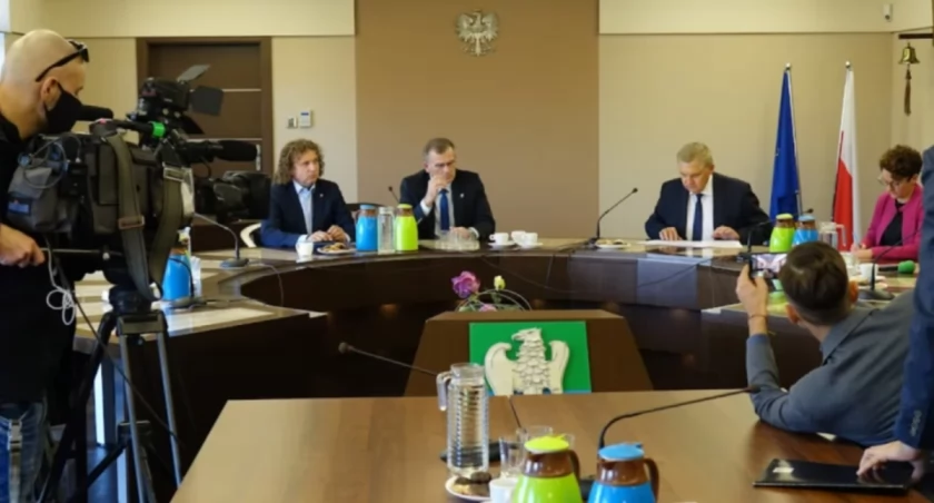 Zdjęcie z momentu podpisania przez samorządowców apelu do rządu o wspólne wypracowanie systemowych rozwiązań, mogących sprostać wyzwaniom związanym z kryzysem migracyjnym/ UM w Michałowie