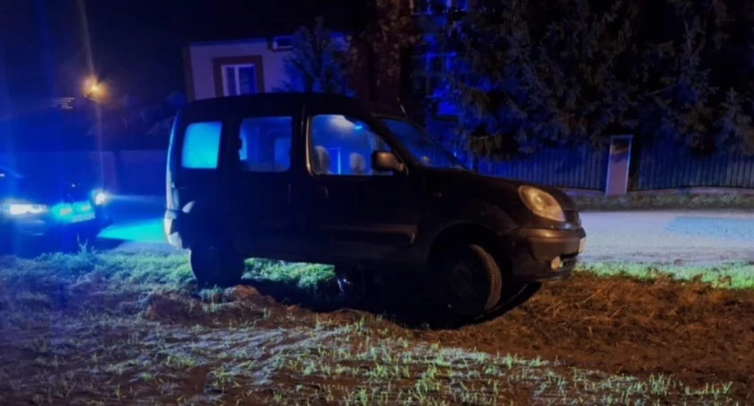 Zdjęcie samochodu, który zawisł na kamieniu/ podlaska.policja.gov.pl