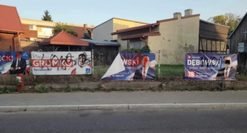 Zdjęcie zniszczonych bannerów wyborczych/ DDB