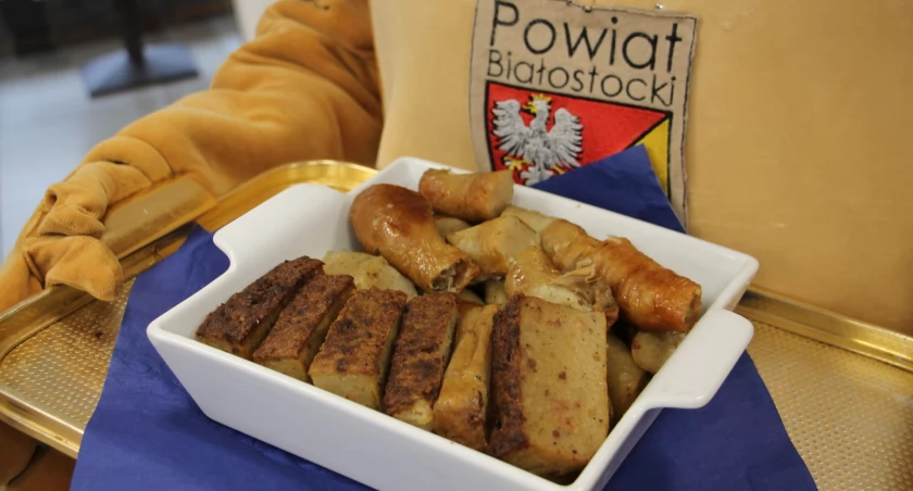 Zdjęcie babki i kiszki ziemniaczanej/ powiatbialostocki.pl