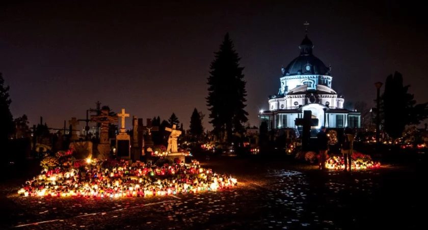 Zdjęcie cmentarza Św. Rocha w Białymstoku nocą/ DDB