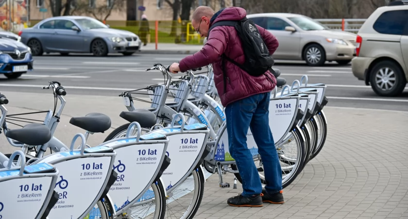 Zdjęcie mężczyzny przy stacji rowerów BiKeR/ bialystok.pl