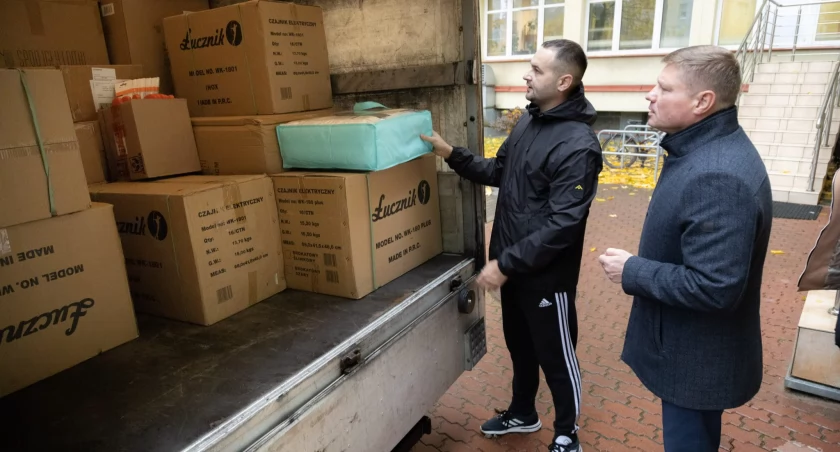 Zdjęcie Marka Malinowskiego przy załadunku pomocy humanitarnej dla mieszkańców Ukrainy/ podlaskie.eu