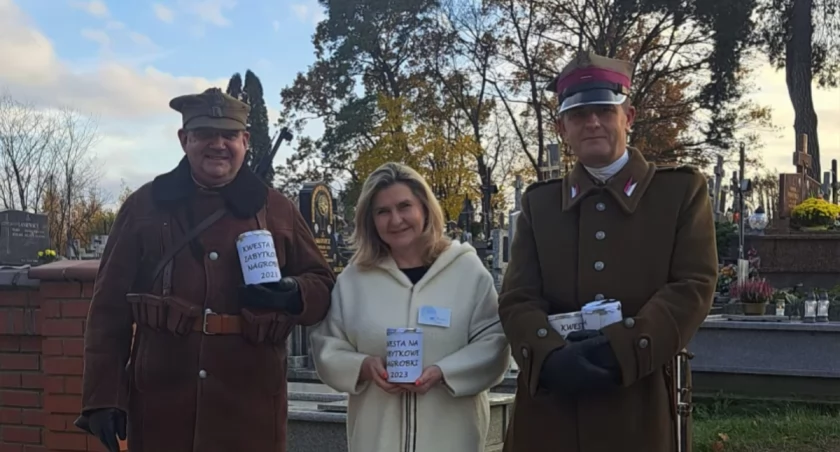 Kwestujący 1 listopada na Cmentarzu Farnym w Białymstoku. W środku: Marzena Radek