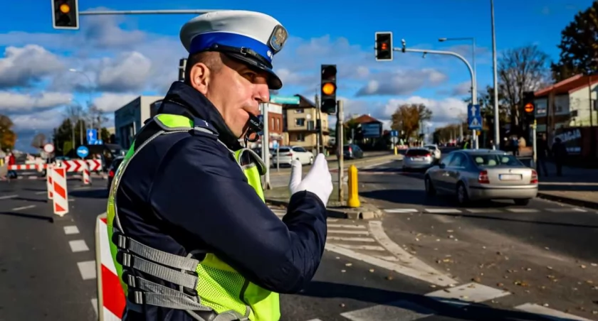 Zdjęcie policjanta kierującego ruchem/ podlaska.policja.gov.pl
