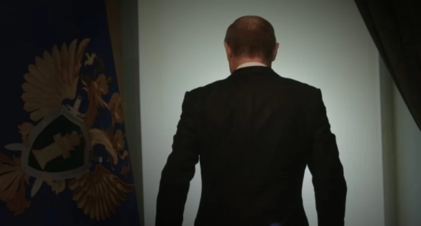 Zdjęcie Władimira Putina stojącego tyłem/ Twitter.com Ukrinform