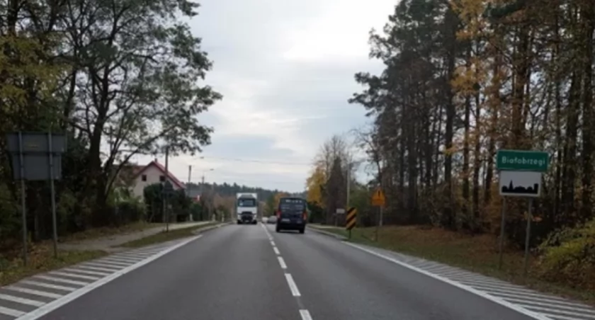 Zdjęcie drogi do Białobrzegów i samochodów/ GDDKiA
