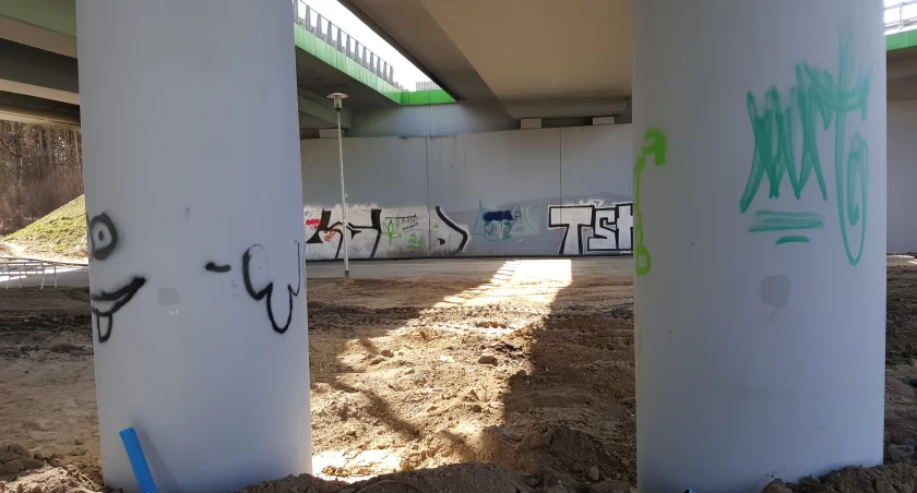 Zdjęcie graffiti na wiadukcie/ DDB