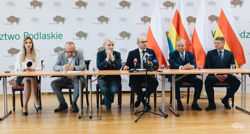 Zdjęcie przedstawicieli samorządu województwa podlaskiego na konferencji prasowej/ podlaskie.eu
