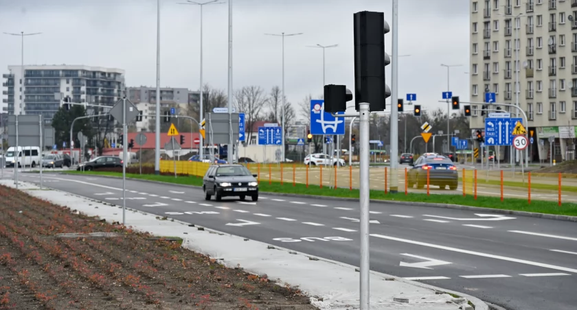 Zdjęcie samochodów na ulicy Bohaterów Monte Cassino w Białymstoku bialystok.pl