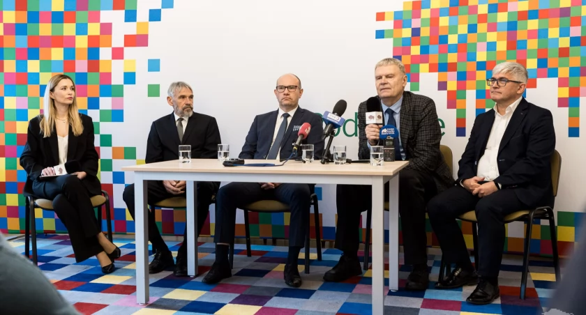 Zdjęcie z konferencji w urzędzie marszałkowskim zapowiadającej powstanie Centrum Kultury Białoruskiej/ podlaskie.eu