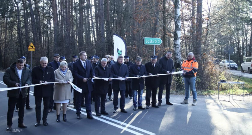 Zdjęcie z uroczystości otwarcia wyremontowanej drogi Bielsk Podlaski - Nowe Piekuty/ podlaskie.eu