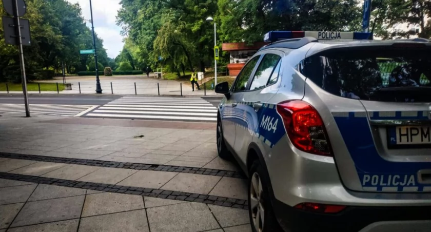 Zdjęcie radiowozu policyjnego przy wejściu do Parku Planty/ podlaska.policja.gov.pl