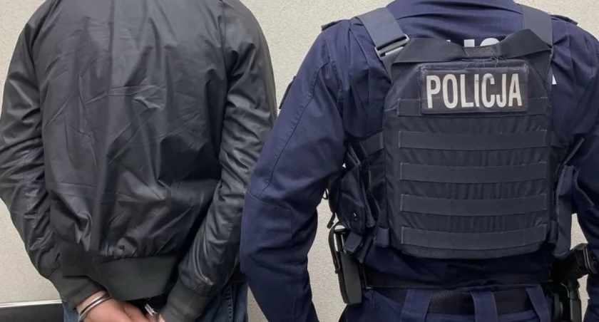 Zdjęcie policjanta prowadzącego zatrzymanego mężczyznę/ podlaska.policja.gov.pl