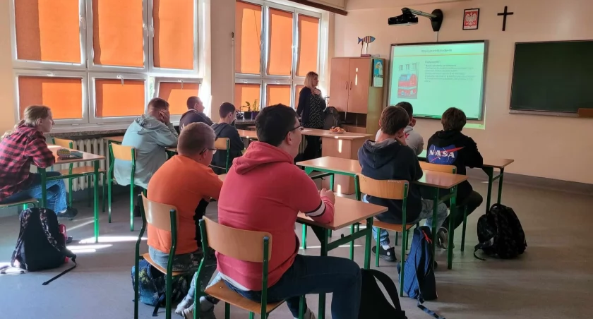 Zdjęcie uczniów na lekcji prowadzonej przez urzędników odnośnie odpadów/ bialystok.pl