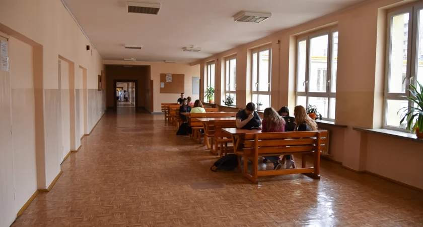 Zdjęcie korytarza szkolnego/ bialystok.pl