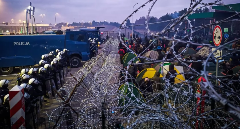 Zdjęcie nielegalnych migrantów pod polską granicą/ Twitter.com Straż Graniczna
