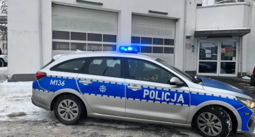 Zdjęcie policyjnego radiowozu pod budynkiem szpitala/ podlaska.policja.gov.pl