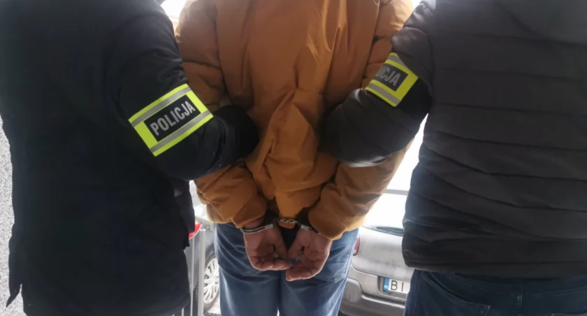 Zdjęcie prowadzonego przez policjantów podejrzanego o zabójstwo / Foto: KWP w Białymstoku