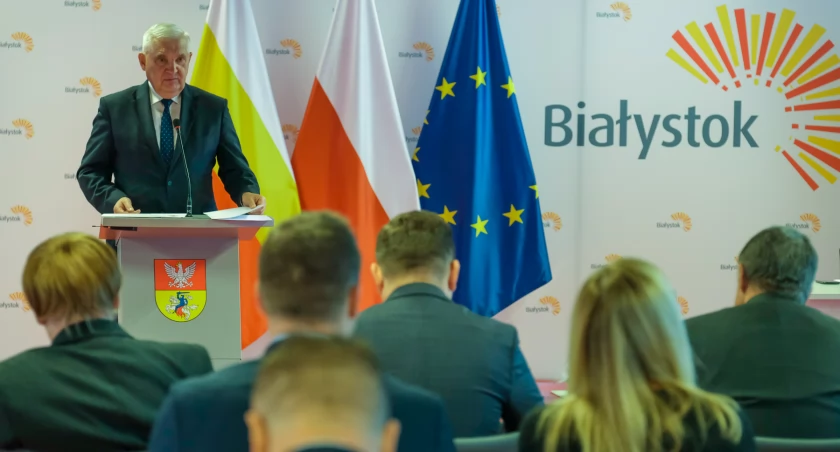Zdjęcie Tadeusza Truskolaskiego na mównicy/ bialystok.pl