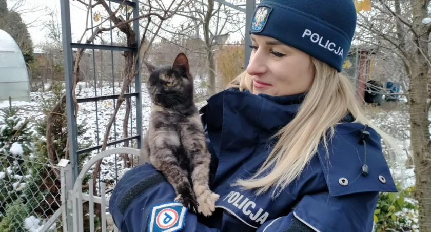 Zdjęcie policjantki trzymającej kotka/ podlaska.policja.gov.pl
