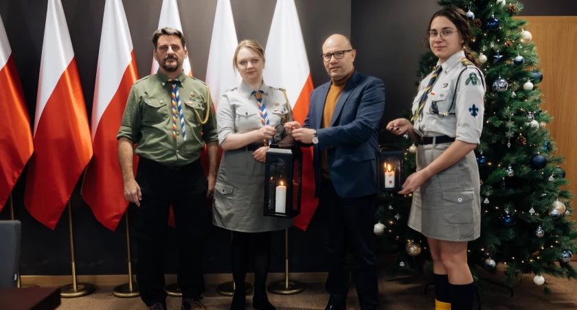 Zdjęcie betlejemskiego światełka pokoju przyniesionego przez harcerzy do marszałka województwa/ podlaskie.eu