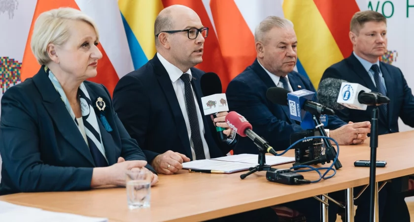 Zdjęcie zarządu województwa podlaskiego. Od lewej: Wiesława Burnos, Artur Kosicki, Marek Olbryś, Marek Malinowski/ podlaskie.eu