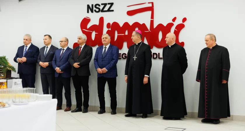 Zdjęcie gości spotkania opłatkowego w siedzibie Solidarności w Białymstoku/ podlaskie.eu