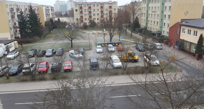 Zdjęcie samochodów na parkingu i drodze lokalnej/ DDB