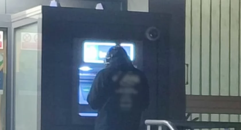 Zdjęcie oszusta przy bankomacie / Foto: Policja