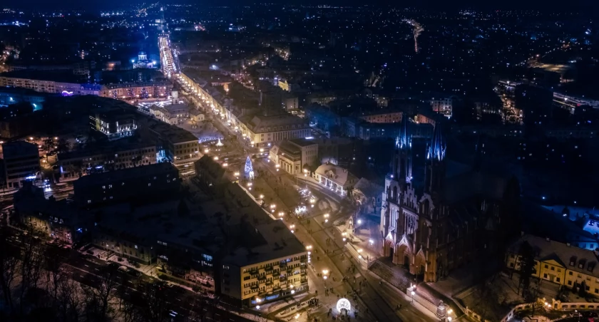 Zdjęcie centrum Białegostoku nocą/ bialystok.pl