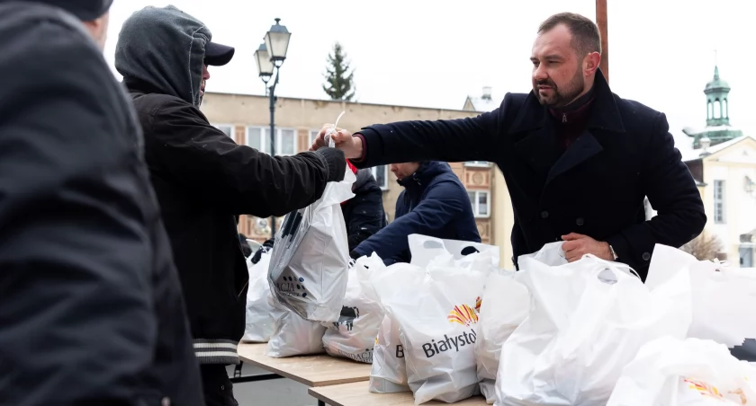 Zdjęcie rozdawania paczek żywnościowych na Święta Bożego Narodzenia/ podlaskie.eu