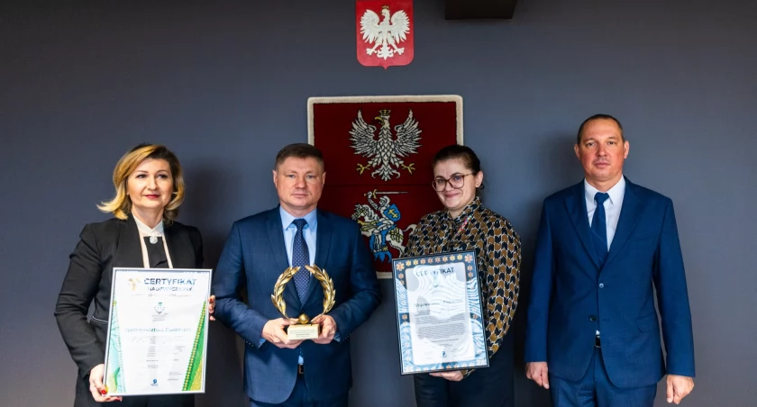 Zdjęcie przedstawicieli województwa podlaskiego odpowiedzialnych za politykę zdrowotną z nagrodą 