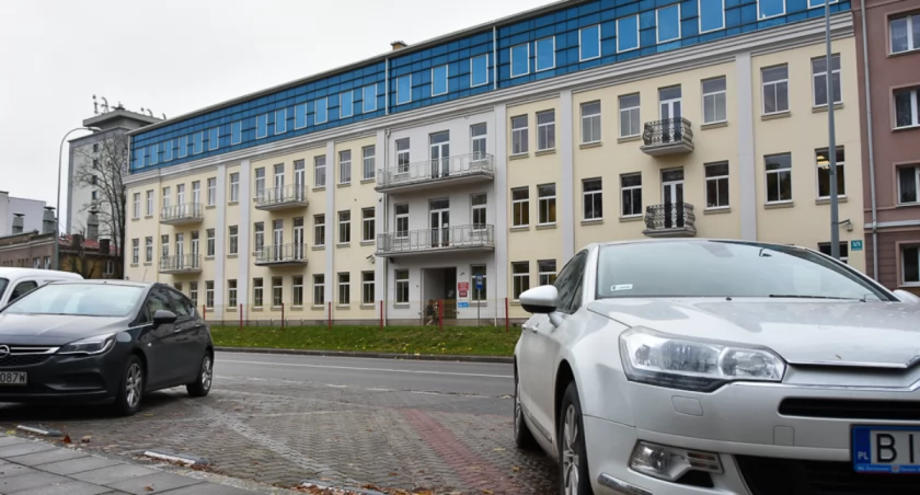 Zdjęcie samochodów iw tle budynek urzędu miejskiego w Białymstoku/ bialystok.pl
