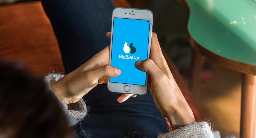 Zdjęcie telefonu komórkowego trzymanego w ręce kobiety