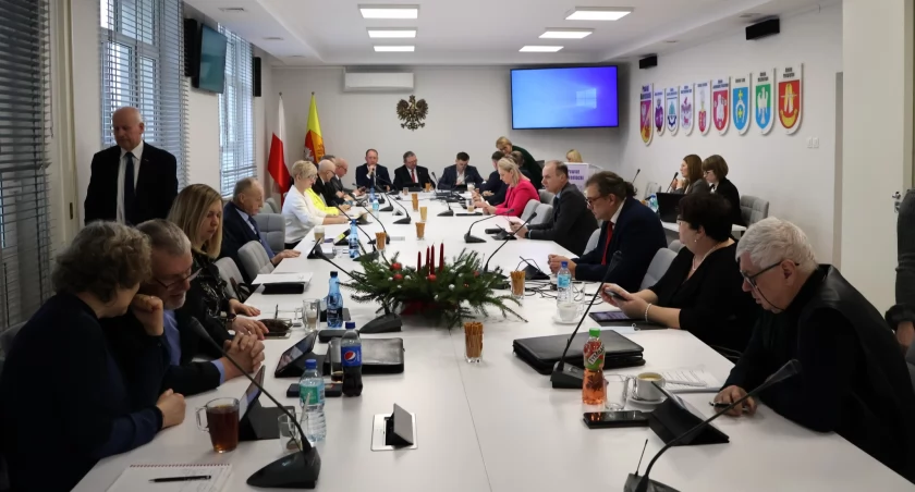Zdjęcie radnych na sesji powiatu białostockiego/ powiatbialostocki.pl