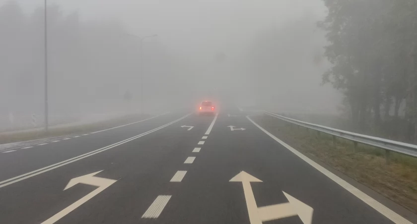 Zdjęcie szosy we mgle/ DDB