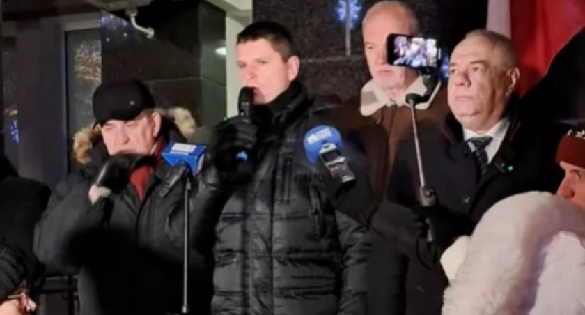 Zdjęcie z protestu pod budynkiem Sądu Okręgowego w Białymstoku/ Facebook.com Tomasz Madras