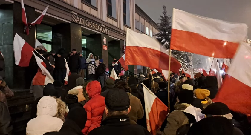 Zdjęcie protestujących pod budynkiem Sądu Okręgowego w Białymstoku/ Facebook Tomasz Madras