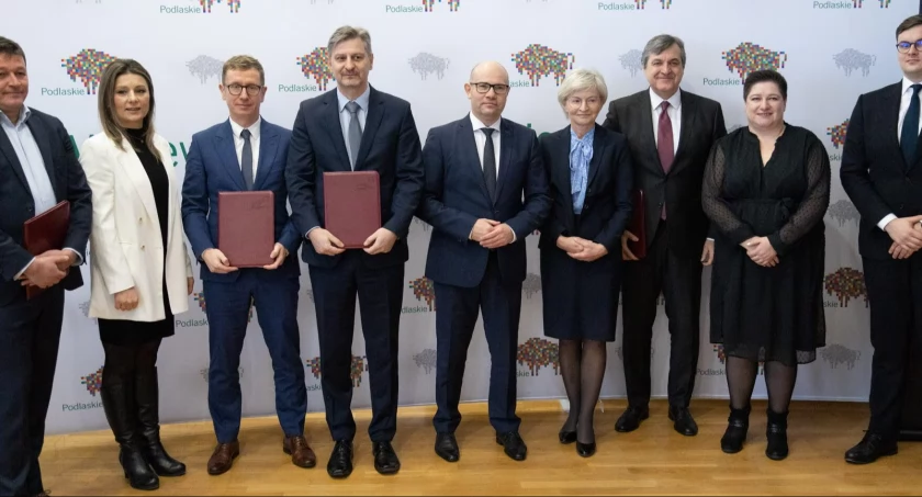 Zdjęcie marszałka województwa z przedstawicielami instytucji rozdzielających środki unijne przedsiębiorcom/ podlaskie.eu