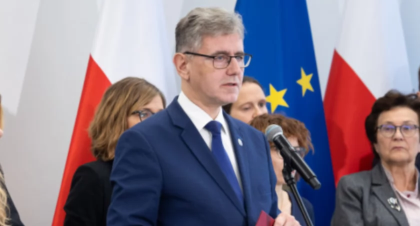 Zdjęcie Macieja Żywno w Senacie podczas konferencji prasowej/ senat.gov.pl